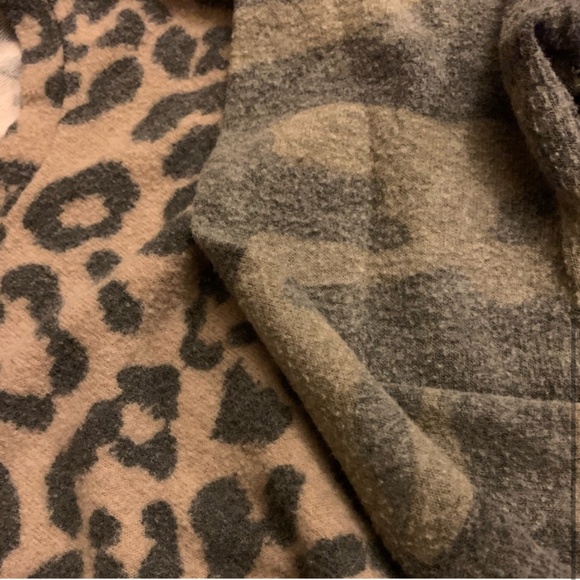 FOREVER 21 Set of 2 Pilled Fleece Tunic Top Long Sleeve Leopard Print Camo - Picture 4 of 5